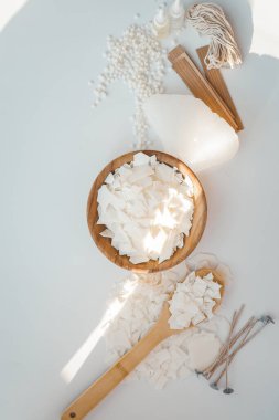 Beyaz arkaplanda mum üretmek için ayarlandı. Eko soya cilası ve mum, aletleri üst görünüm, düz döşeme. Kandil mumları. Hobi konsepti.