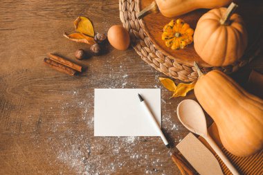 Kabak turtası yapmak için malzemelerle bezenmiş düz bir kompozisyon. Tarifleriniz için kalemli boş kağıt.
