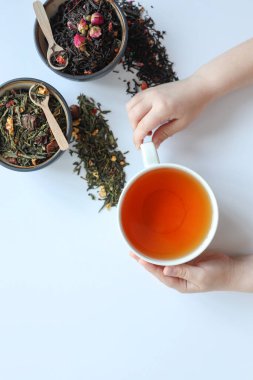 Beyaz arka planda bir fincan çay, çay zamanı..