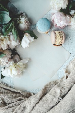 Mesajınız, beyaz şakayıklarınız ve tatlı badem kurabiyeleriniz için yer olan tebrik kartı..