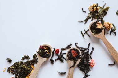 Tahta kaşıklarda bitki çayı..
