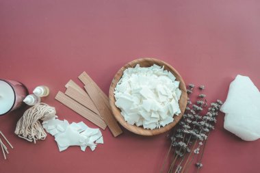 Mum yapımı seti ve lavanta renkli arkaplan görünümlü, düz yatar.