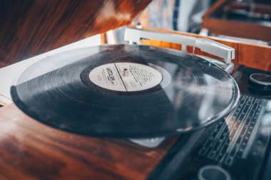 Siyah plak kaydı. Vinil plak çalar. Vinil plağa iğne.