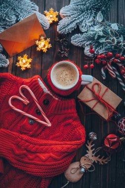 Bir fincan kahve ve dekorasyonla Noel arkaplanı. Fotokopi alanı olan düz bir daire. Noel ve Yeni Yıl Kutlaması.