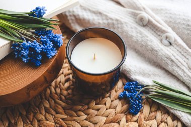 Ev atmosferinin içinde mum ve çiçekler.