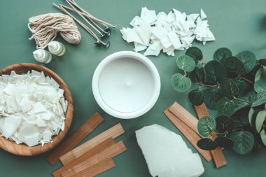 Soya mumu, ahşap filizler ve okaliptüs, düz bir manzara..