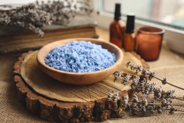 Banyo tuzu, mumlar, yağ kavanozları, ahşap arka planda klasik güzellik tarifi kitabı..