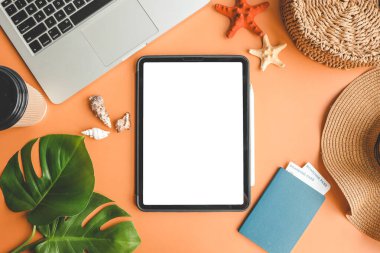 İzole ekran, yaz arkaplanı, tatil ve seyahat kavramına sahip tablet.