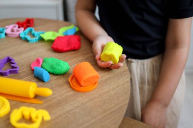 Çocuk oynar ve plastik heykel yapar. Çevrimiçi ana sınıf.