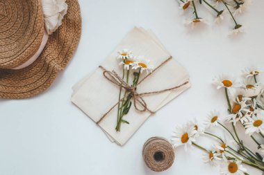 Eski tarz mektuplar, papatyalar ve bir şapka, yaz yatağı..