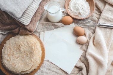 Kağıt üzerinde metin ve yemek yapma kavramı.