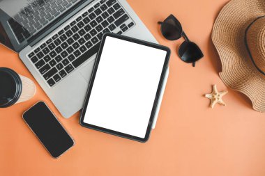 İzole ekran, yaz arkaplanı, tatil ve seyahat kavramına sahip tablet.