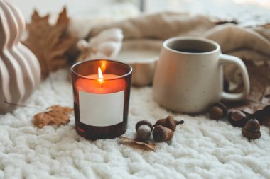 Sonbahar iç kısımlarında izole edilmiş yanan mum.