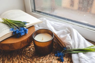 Ev atmosferinin içinde mum ve çiçekler.