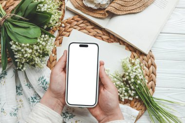 İzole edilmiş ekranlı telefon, tebrikler, bahar dekoru..