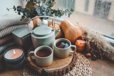 Pencere pervazına üzerinde yanan mumlar ve çay ile güzel sonbahar kompozisyon.