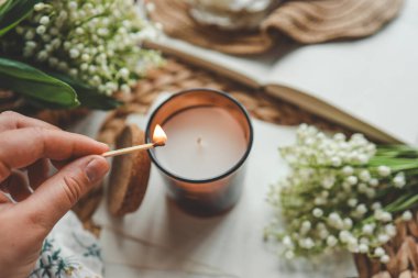 El yakma mumlarıyla, estetikle eşleştir.