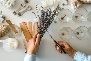 Bir atölyede mum yapma süreci.