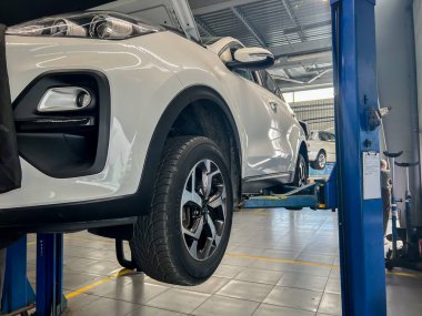 Benzin istasyonunda asansördeki beyaz araba..