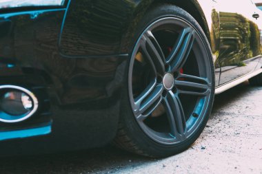 Otoparkta siyah bir araba var..