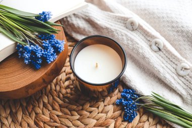 Ev atmosferinin içinde mum ve çiçekler.