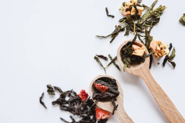 Tahta kaşıklarda bitki çayı..