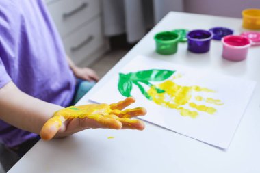 Çocuk resim atölyesi, çocuk resimlerle el izi yapıyor..