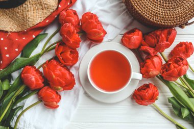 Güzel bahar kompozisyonu, günaydın konsepti. Bir fincan çay, şakayıklar dümdüz yatıyordu..