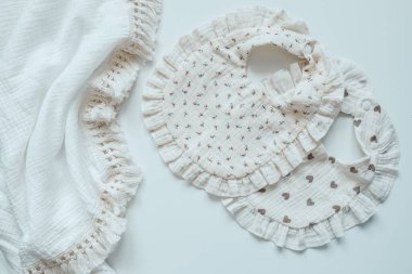 Beyaz arka planda iki müslin önlük ve bir ekose..