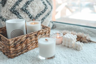 Sıcak bir evin içinde yanan mum..