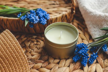 Ev atmosferinin içinde mum ve çiçekler.