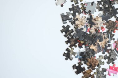 Beyaz arkaplanda bulmacalar, metin için boşluk.