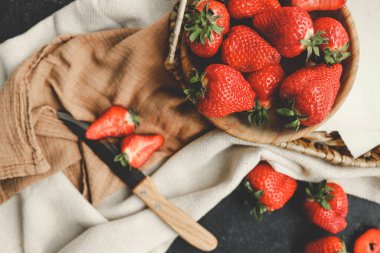 Tahta kasede çilek. Tahta masada taze çilekler var. Günaydın ve kahvaltı konsepti.