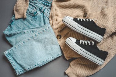 Yürüyüş için şık kıyafetler, düz yatış..