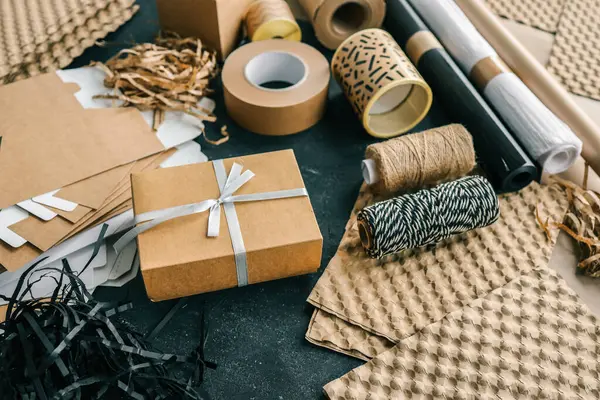 Paketleme hediyeleri ve mallar için el yapımı, üst görünüm.