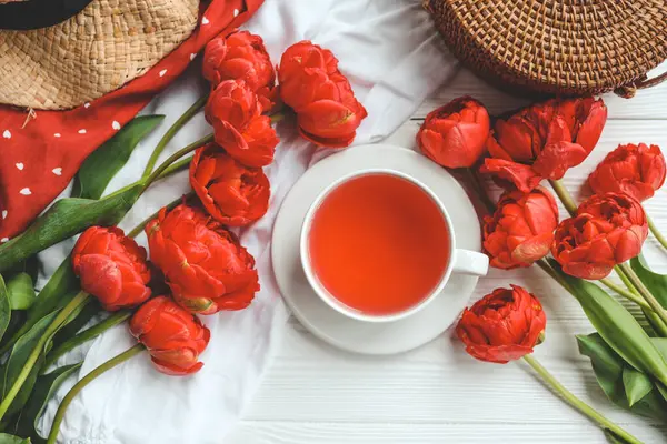 Güzel bahar kompozisyonu, günaydın konsepti. Bir fincan çay, şakayıklar dümdüz yatıyordu..