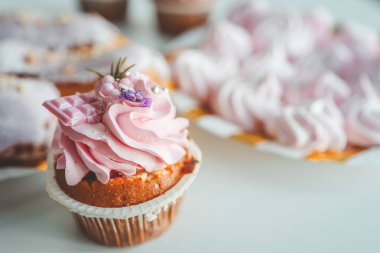 Krem peynirli ve pembe arkaplanlı vanilyalı kekler. Sevgililer Günü ya da doğum günü tatlısı.