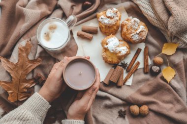 Ellerinde bir fincan kahve, sıcacık sonbahar.