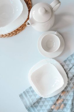 Stil tablo takımı beyaz arkaplan üzerinde düz görünüm yatıyordu.