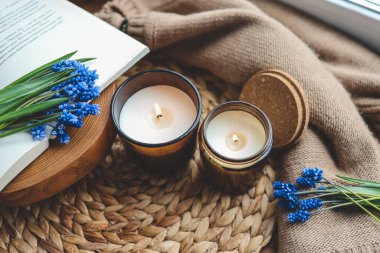 Evin iç tarafındaki pencere pervazında iki mum..