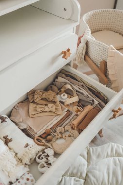 Yeni doğmuş bir bebek için giyinen, depolama düzenleyen.