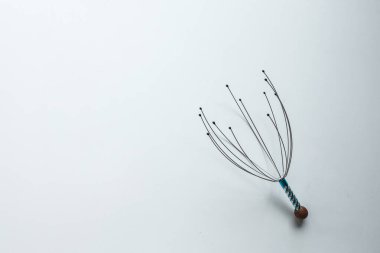 Beyaz arka planda kafa masajı aleti. Rahatla, sağlık hizmeti konsepti. Üst görünüm, düz görünüm, kopyalama alanı.