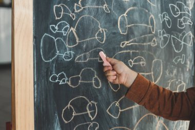 Tebeşir yakın. Küçük bir çocuğun elinde..