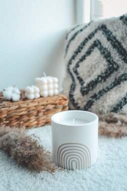 Evin içinde boho tarzında mum..