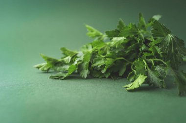 Yeşil arkaplanda taze maydanoz..