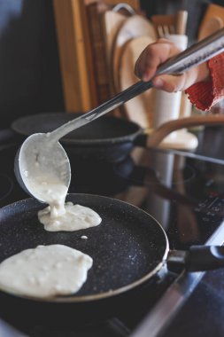 Krep ve kızartma tavası için hamurlu bir kepçe..