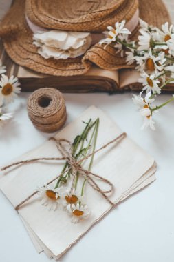 Eski tarz mektuplar, papatyalar ve bir şapka, yaz yatağı..