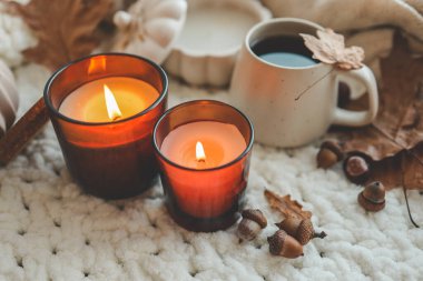 Sonbahar iç kısımlarında yanan iki mum.