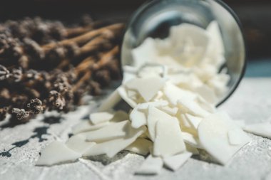 Soya mumu ve lavantalı cam, mum yapımı konsept..