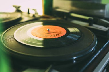 Siyah plak kaydı. Vinil plak çalar. Vinil plağa iğne.